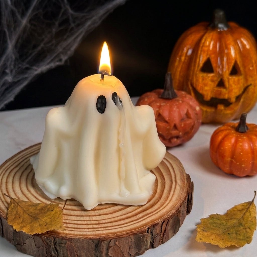 Vela Fantasma de la Noche junto a decoración otoñal