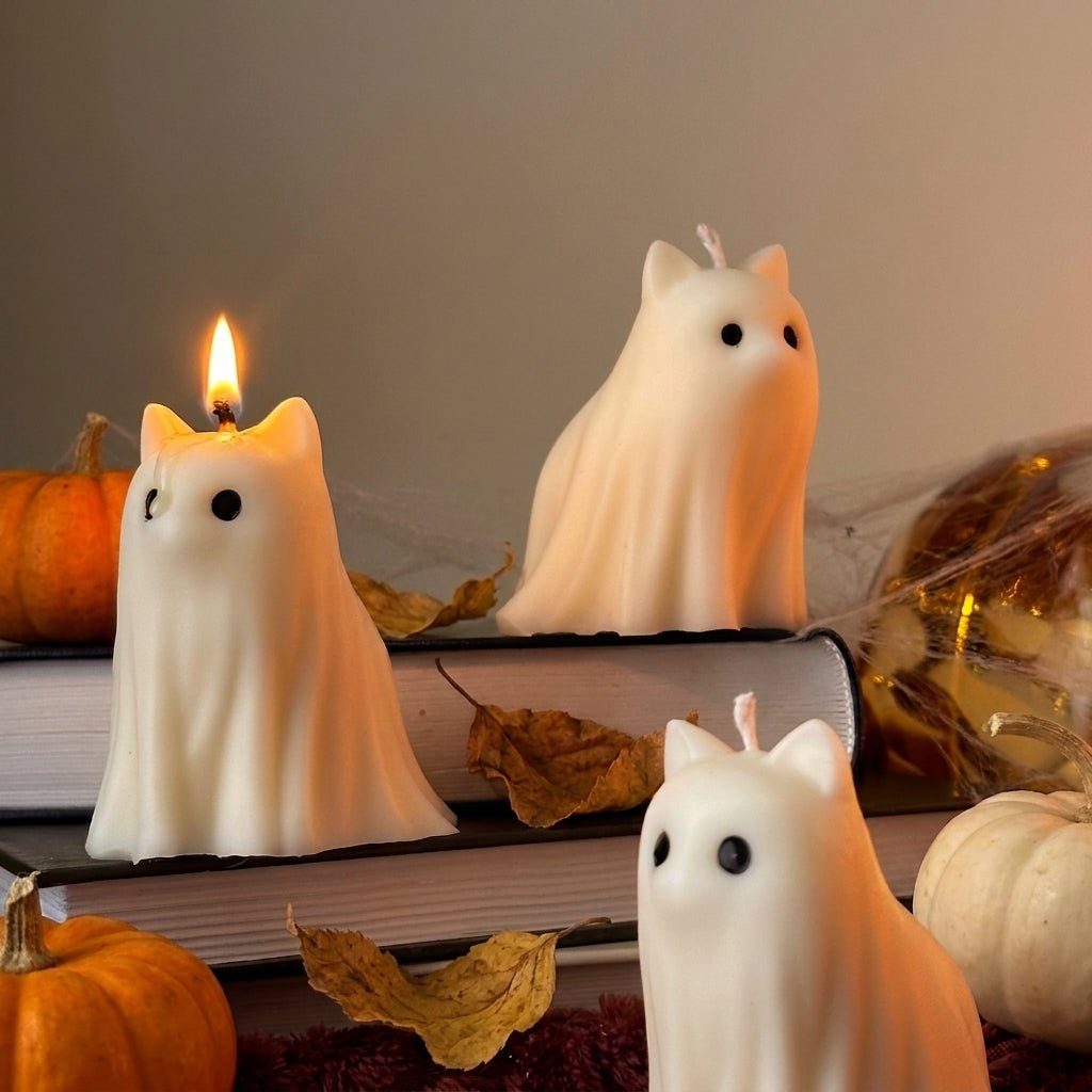 Vela Fantasma Gatito de cera de soja vista de cerca