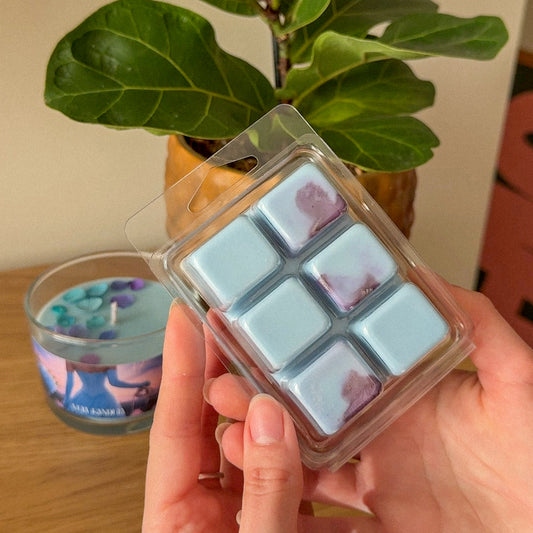 Melt de cera VelaKandela "Un secreto bien guardado" con aroma floral y cálido, en bandeja de cera para fragancias.