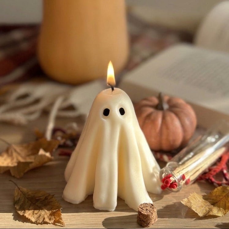 Vela Fantasma Clásico en decoración otoñal de Halloween