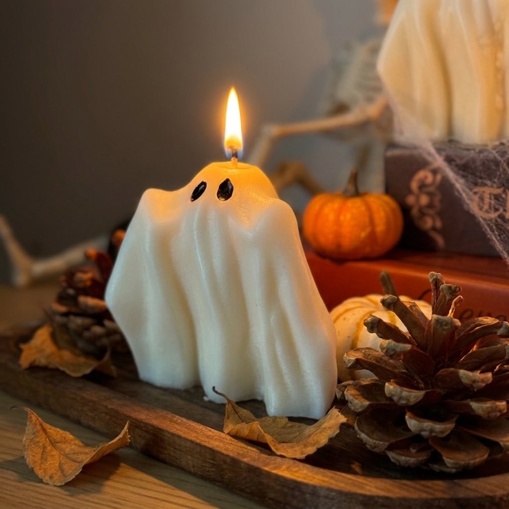 Vela Fantasma de soja junto a decoración otoñal