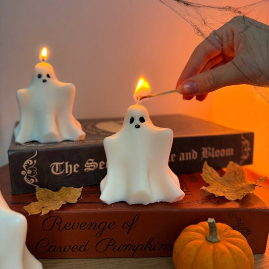 Vela Fantasma Tierno artesanal junto a decoración de Halloween